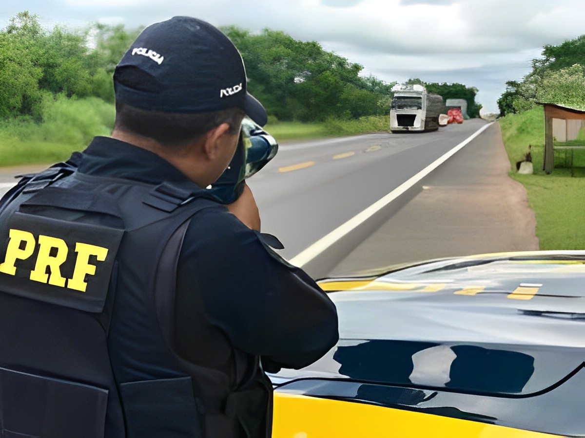 Policial rodoviário fiscaliza rodovia no Espírito Santo
