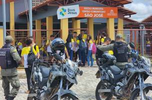 Policiamento na escola (Foto: Ascom)