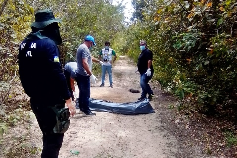 Populares encontraram o corpo e acionaram a Polícia Militar