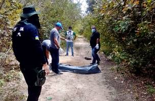 Populares encontraram o corpo e acionaram a Polícia Militar (Foto: Reprodução)