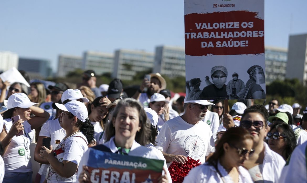 STF julga aumento do piso salarial de enfermagem