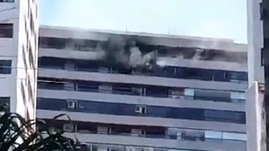 Um dos quartos do apartamento foi tomado pelas chamas