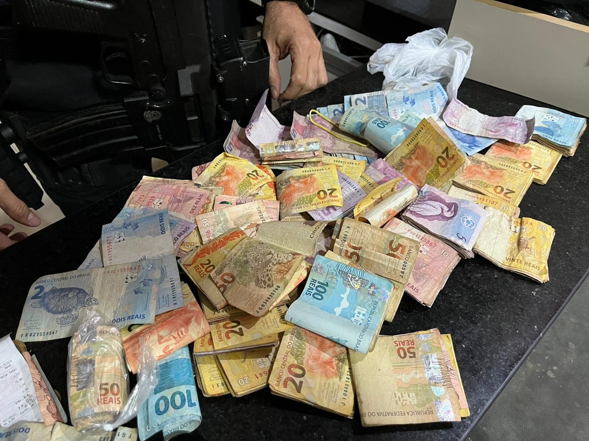 Uma grande quantidade de dinheiro foi apreendida junto com as drogas