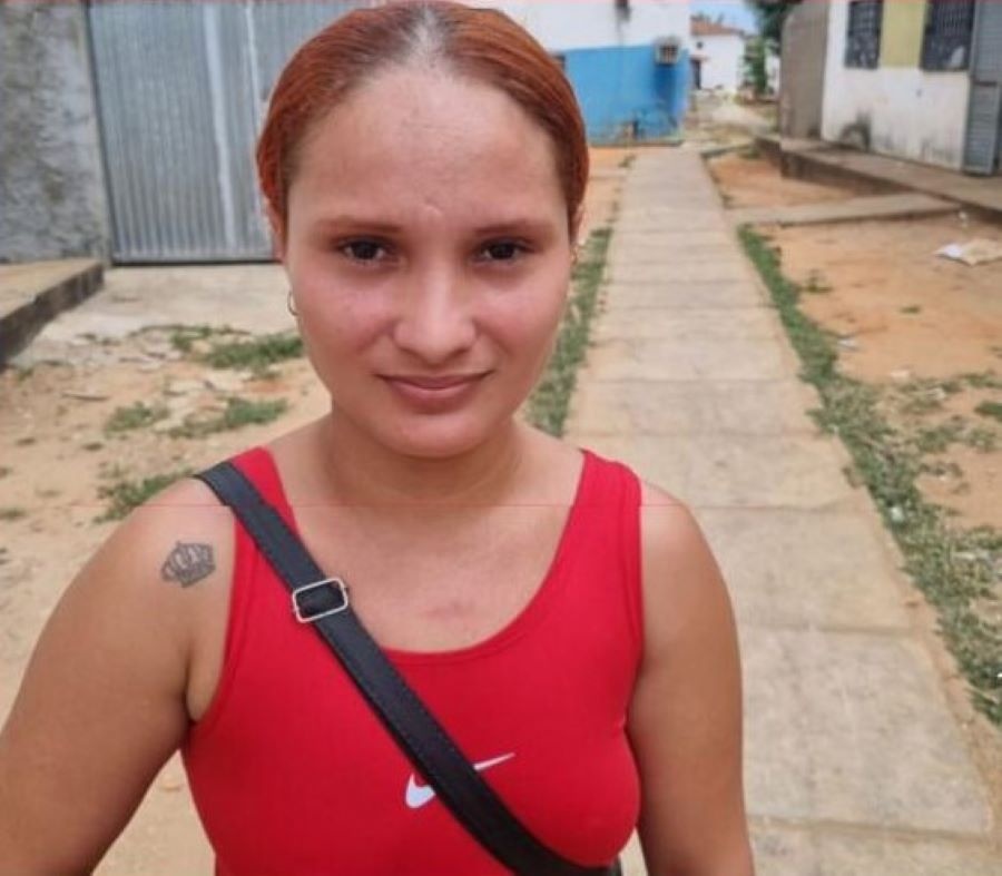 A mulher agia ao lado do seu marido da época