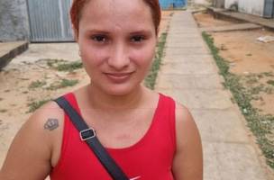 A mulher agia ao lado do seu marido da época (Foto: Reprodução)