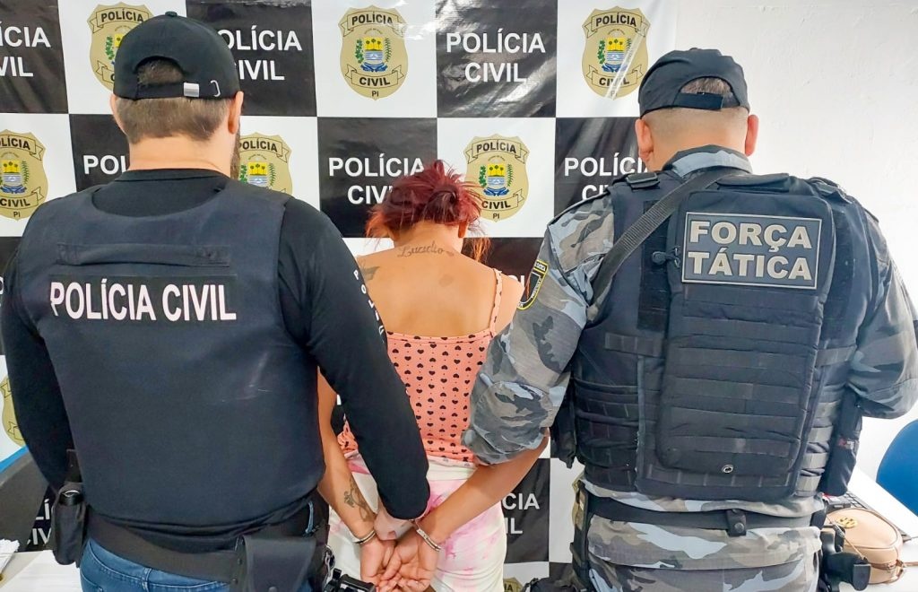 A mulher foi detida em flagrante pelo crime de tráfico de drogas