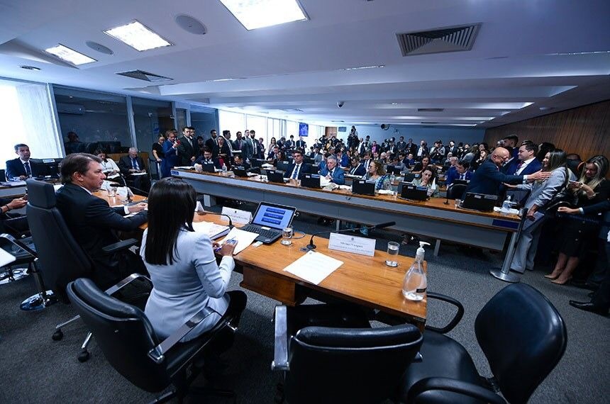 A relatora LiziaNe Gama e o presidente Artur Maia da CPMI do 8 de janeiro