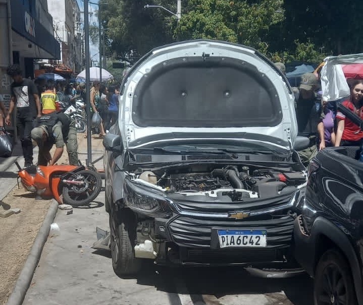 Acidente entre motocicleta e carro deixa mulher ferida
