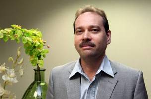 Administrador de uma herança que beira (ou passa) os R$ 3 bilhões, João Claudino Júnior isolou os irmãos JVC e Claudia (Foto: Reprodução)