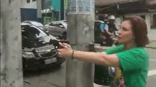 Carla Zambelli foi filmada com arma em punho na capital paulista