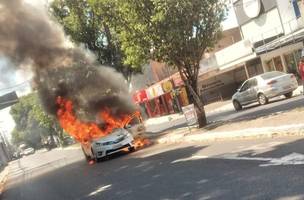 Carro pega fogo e assusta populares em Teresina (Foto: Ascom)