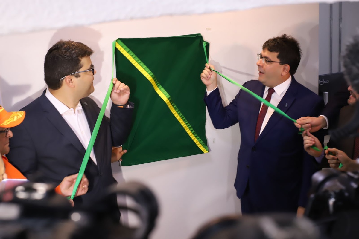 Descerramento da placa de inauguração