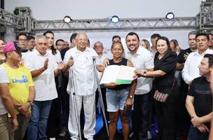 Entrega dos registros imobiliários (Foto: Prefeitura de Teresina)