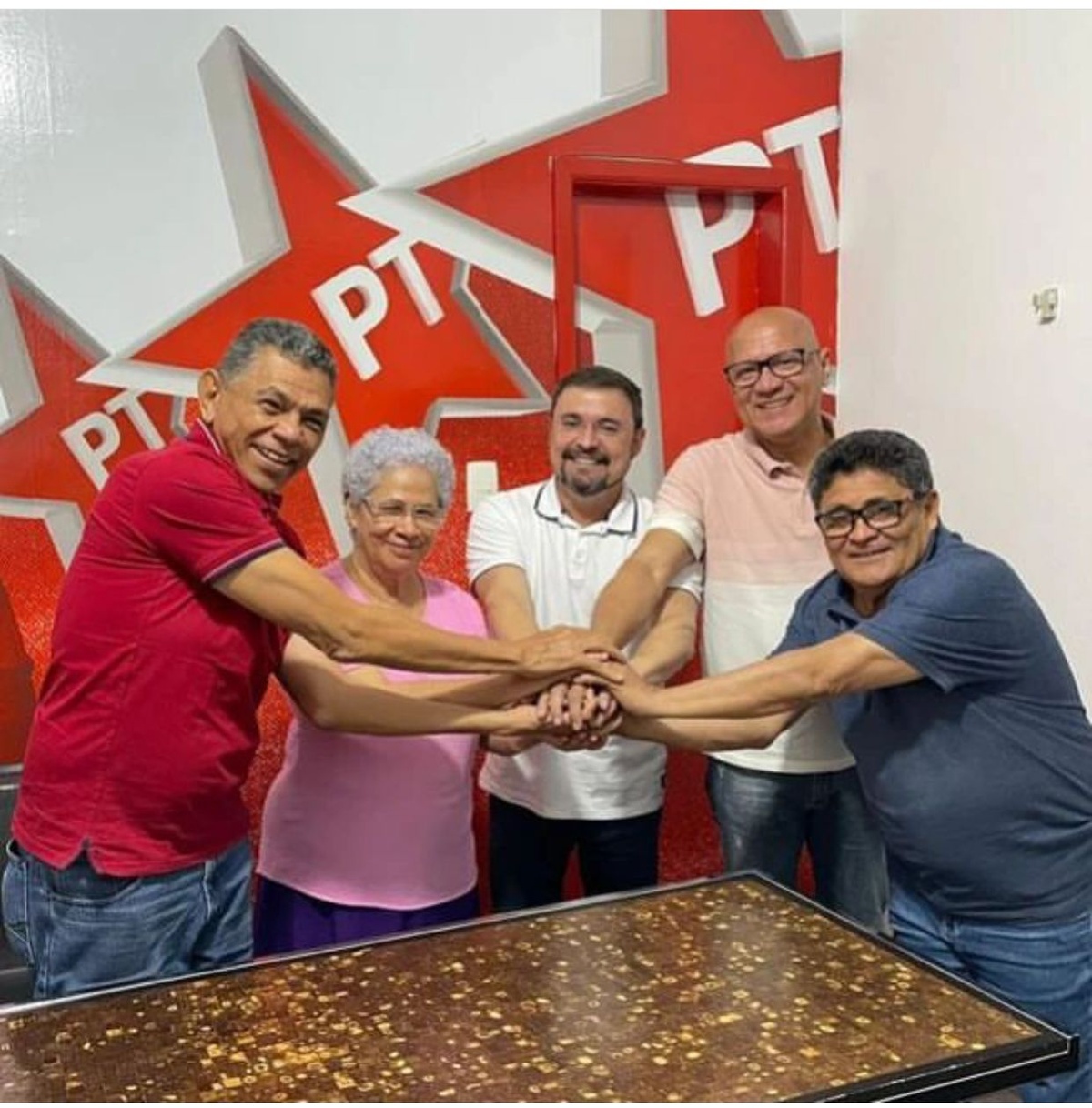 Esse grupo aí está firmando um pacto pelo consenso em torno de candidatura. No PT é difícil o “companheiro” desistir do seu candidato