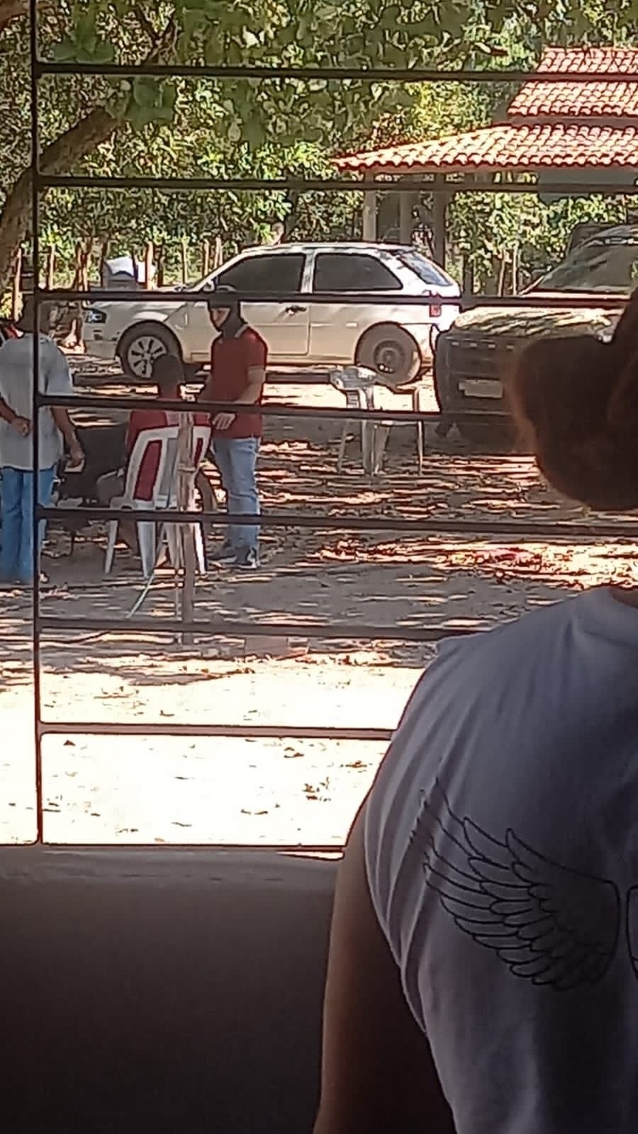 Esse sujeito de gorro e máscara foi apontado como um dos torturadores do agricultor Valdir na primeira ocorrência. Já estava segunda feira acompanhando os policiais. Suspeita-se que ele seja do serviço reservado da polícia