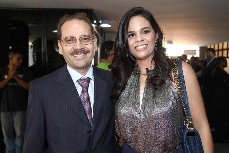 Hanna Claudino começa a provocar comentários por sua força de mando no grupo Claudino. Ela é a esposa do atual capo de tutti capi João Júnior