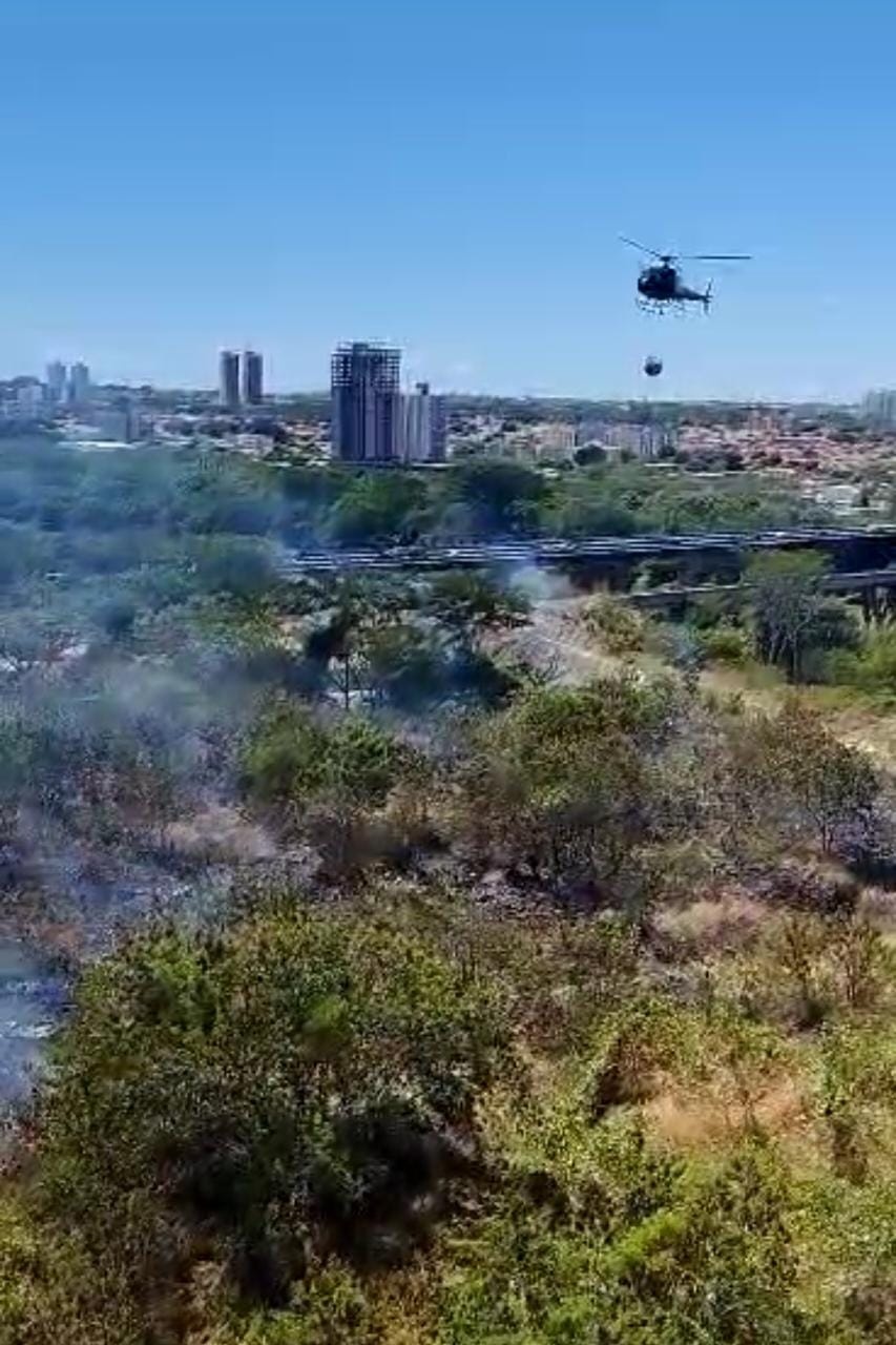 Helicóptero da PM auxilia em incêndio na zona sul de Teresina