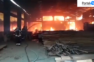 Incendio em madeireira (Foto: Reprodução/Internet)