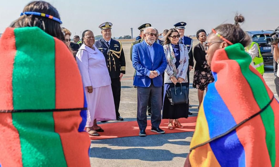 Lula chega a África para participar da cúpula do Brics