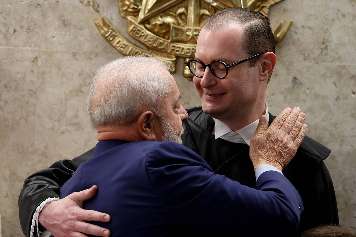 Lula ontem, na posse de Cristiano Zanin, seu advogado pessoal, no Supremo Tribuna Federal.