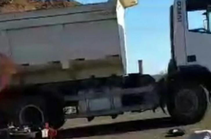 Motocicleta morre em colisão com caminhão