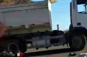 Motocicleta morre em colisão com caminhão (Foto: Redes sociais)