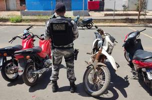 Motocicletas apreendidas durante a diligência (Foto: Divulgação/PM-PI)