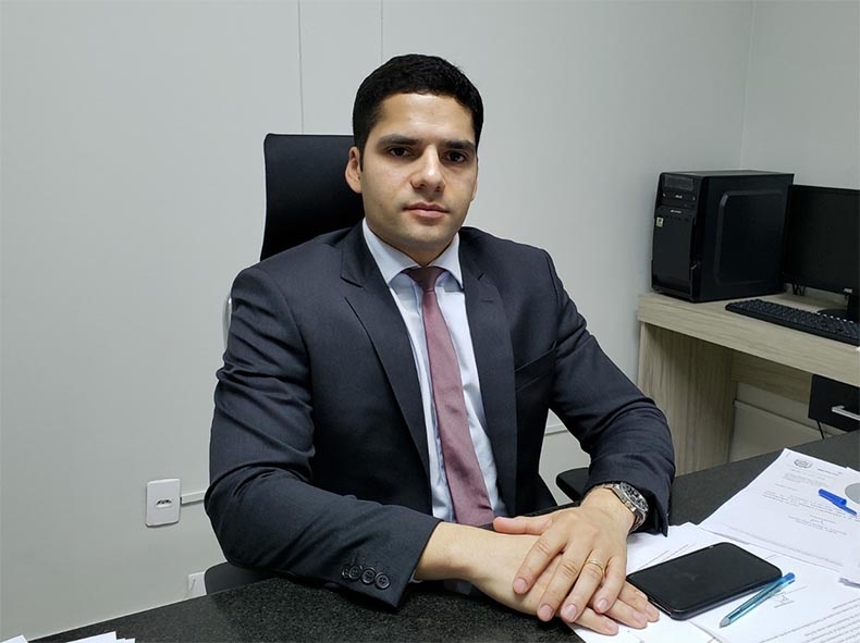 O diretor Sobral, do DER e a nota amarela (e cínica) sobre o “deslocamento” da faixa do centro para a esquerda da pista. Como se faz isso? Passa uma pá de tinta preta, ora.