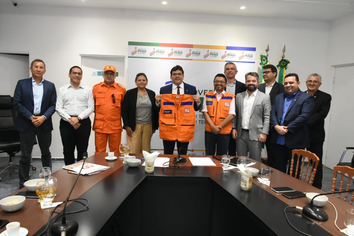 O governados participou de reunião para discutir o cenário climático do Piauí
