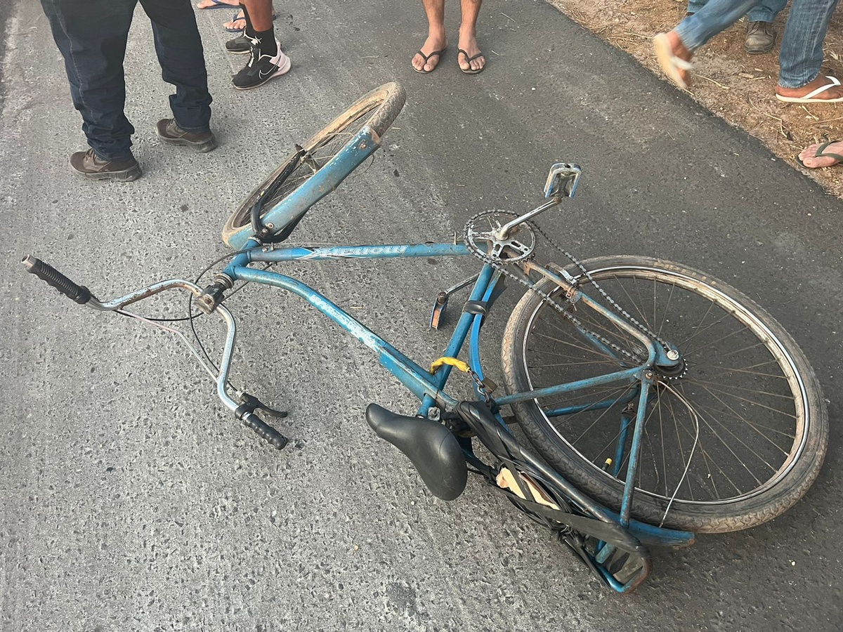 O homem caiu na pista enquanto a atravessava e foi atingido pela caminhonete