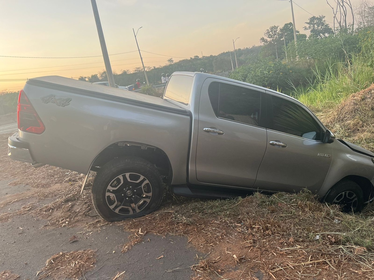 O motorista da caminhonete saiu ileso do acidente