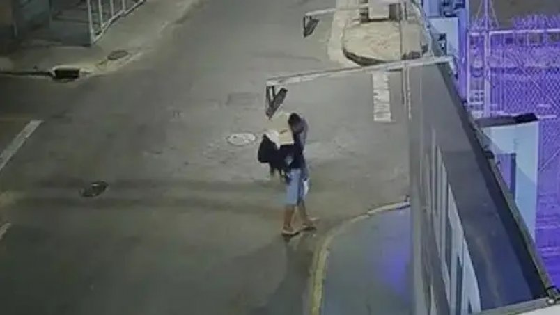 O suspeito carregou a mulher nos ombros por cerca de 3km