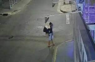 O suspeito carregou a mulher nos ombros por cerca de 3km (Foto: Reprodução)