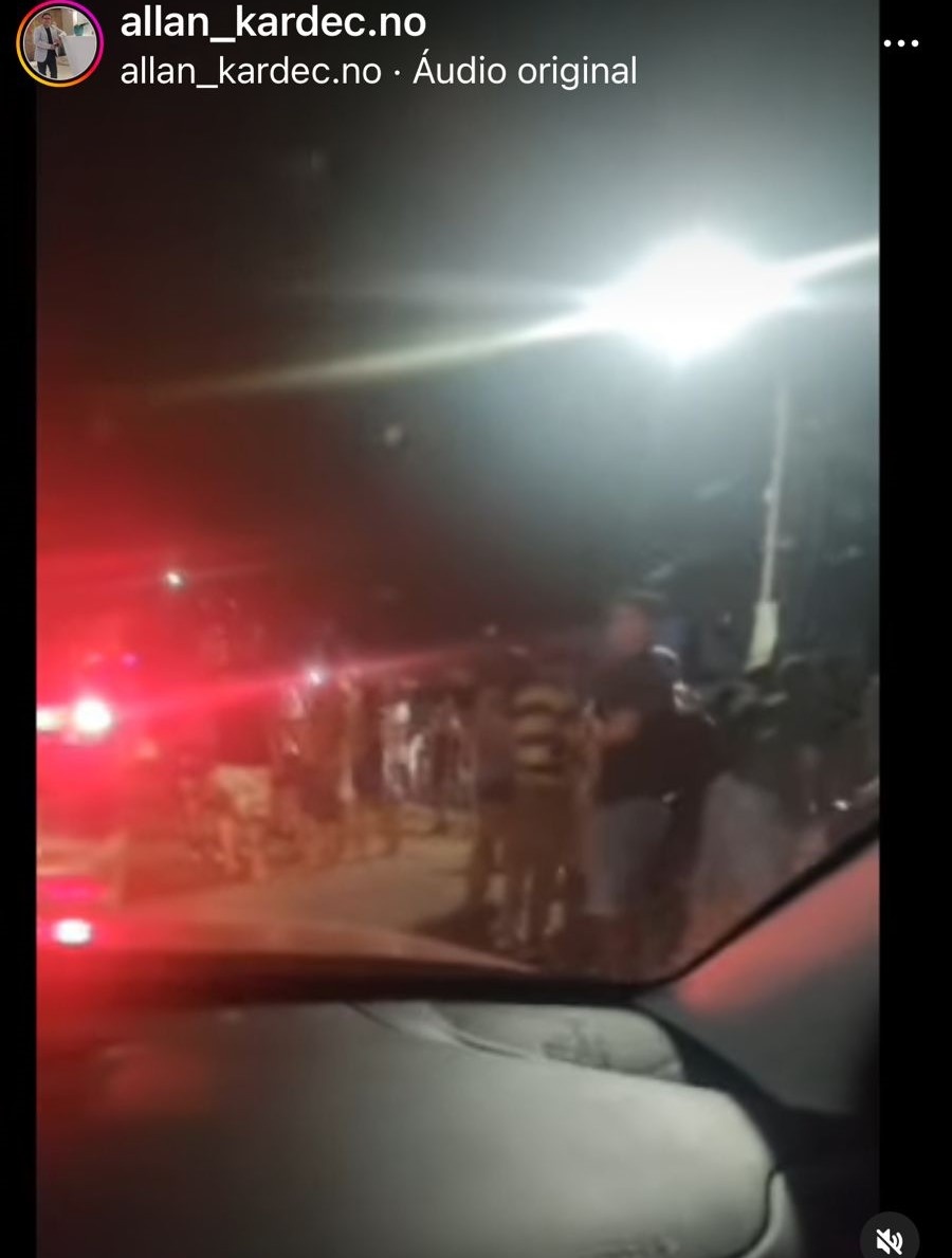 O trânsito interrompido por quilômetros por causa da festa patrocinada pelo irresponsável gestor público. Como quem diz, a cidade é minha, faço o que quero