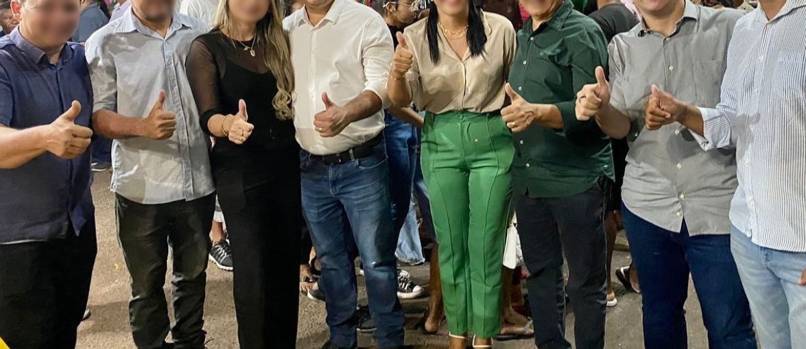 Olha aí os políticos com o polegar pra cima… virou meme, mas a propaganda é contra eles