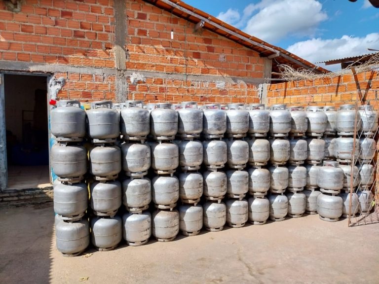 Os botijões foram levados para um depósito adequado