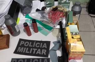 Polícia desmancha comércio ilegal de armas e animais silvestres; homem fo preso (Foto: (Foto: Divulgação/PolíciaCivil))