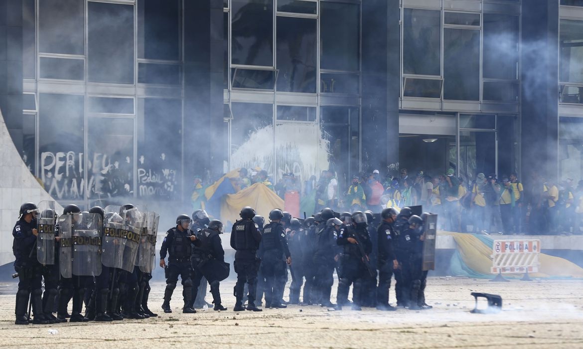 Policiais nos atos anti democráticos