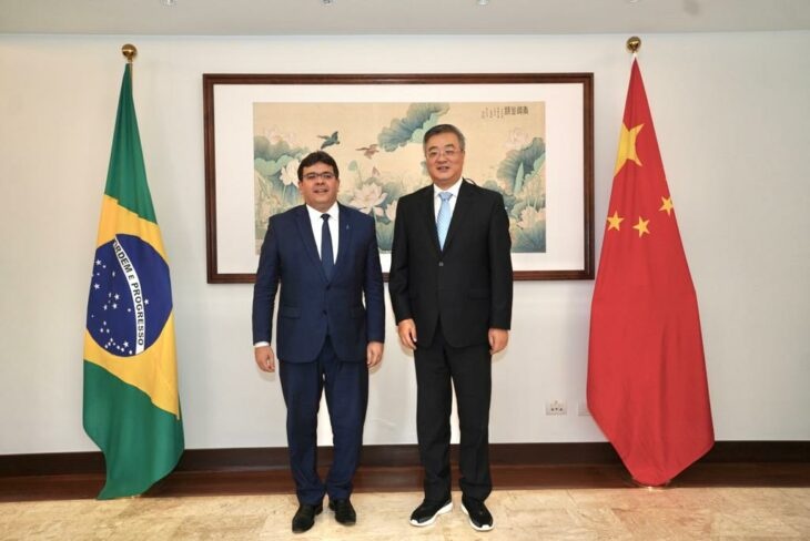 Rafael Fonteles acertando em Brasília com o diplomata chinês a sua viagem à China em outubro