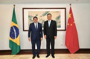 Rafael Fonteles acertando em Brasília com o diplomata chinês a sua viagem à China em outubro (Foto: Divulgação)