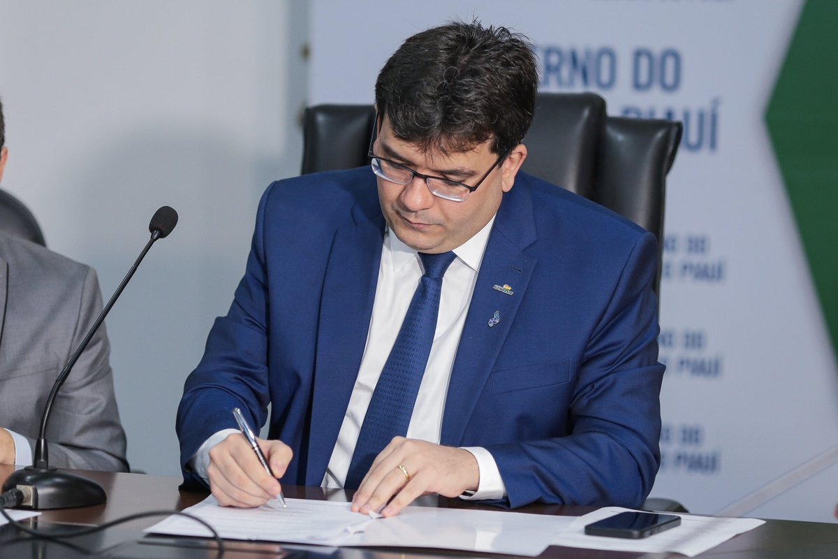 Rafael Sanciona Lei Anti-Tabagismo