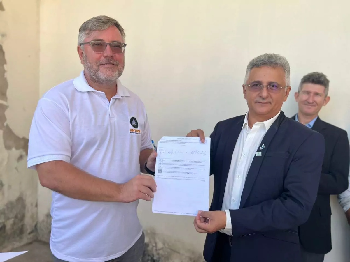 Reitor Dr. Evandro Alberto de Sousa e Representante da Antech, Valdecir Lutz.