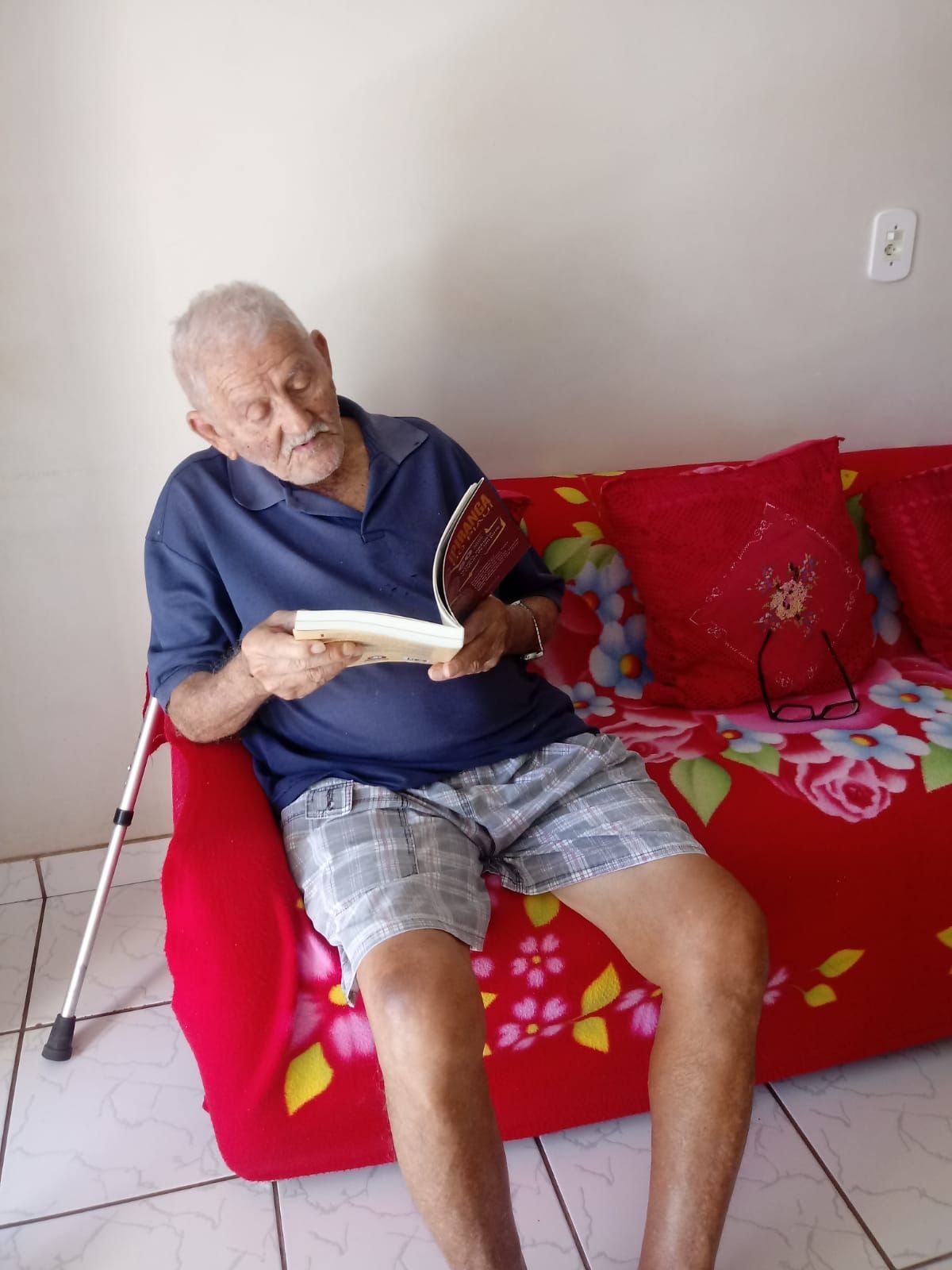 Sr. Joaquim Borges do Rego, 94 anos, lendo sobre sua cidade e sua própria história no livro que teve sua filha como uma das autoras.