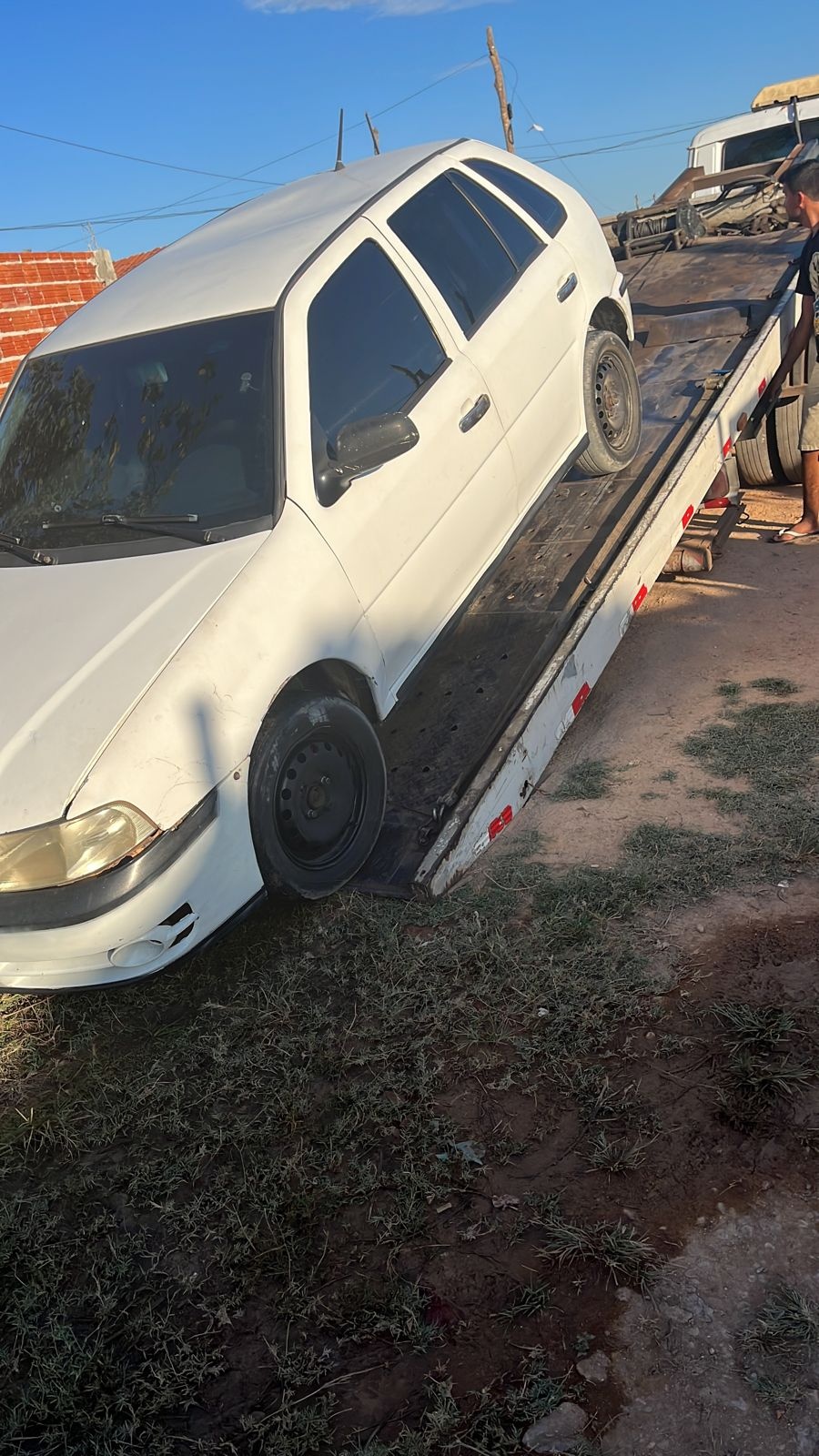 Um carro também foi recuperado no local