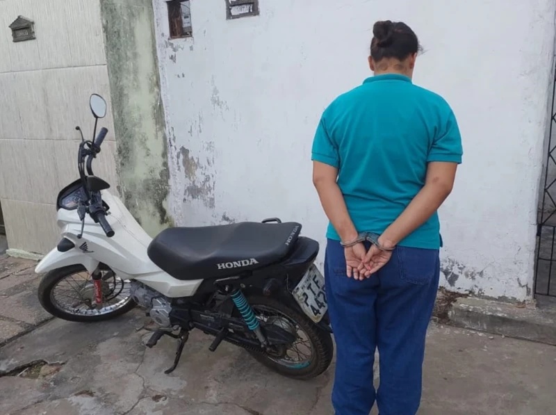 A mulher afirmou não saber como a moto roubada foi parar em sua casa