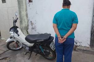 A mulher afirmou não saber como a moto roubada foi parar em sua casa (Foto: PM-PI)