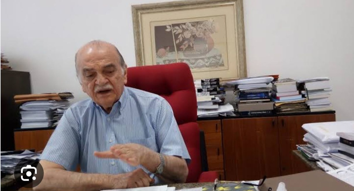 Aos 91 anos e com muita disposição Jesus Tajra quer entrar na Academia Piauiense de Letras. Com todo direito e, merecidamente. Jornalista, com bagagem cultural excelente, criou seu próprio canal de comunicação, a hoje TV Cudsde Verde. Está disputando a cadeira de Celso Barros