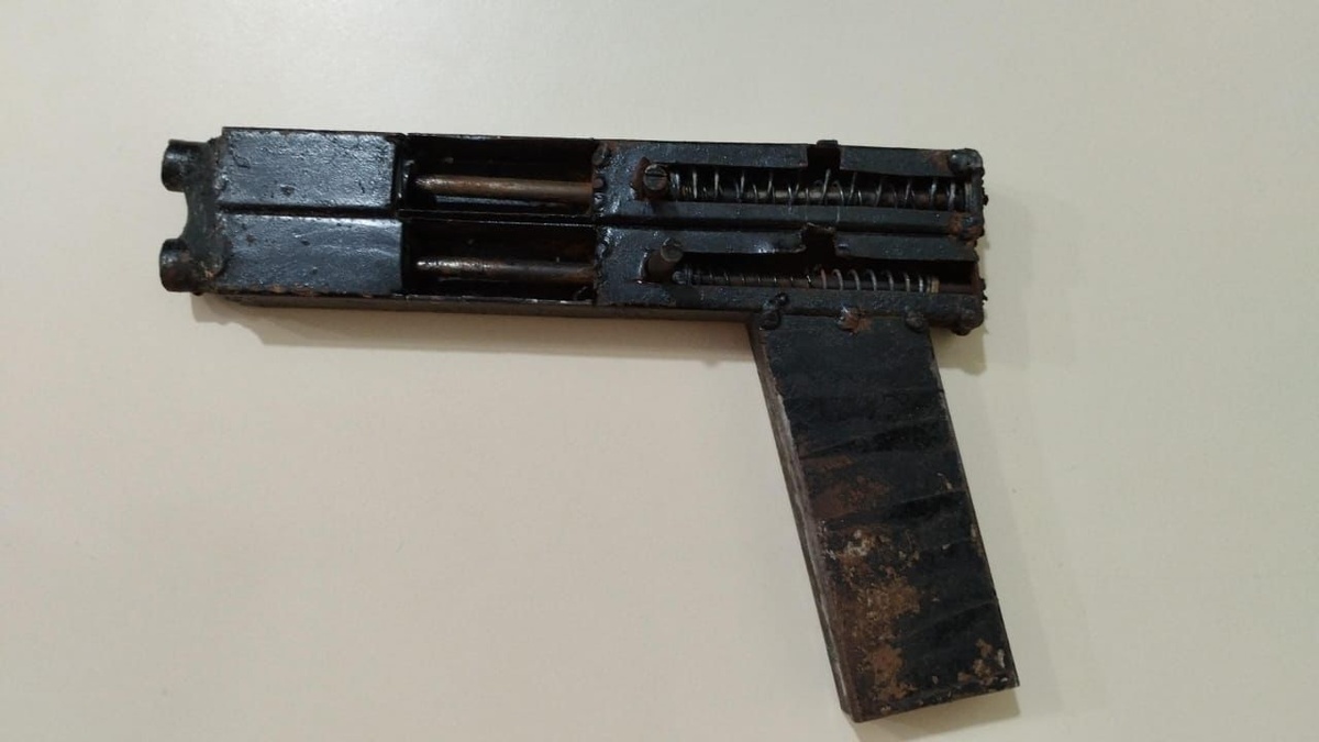 Arma artesanal apreendida com o casal