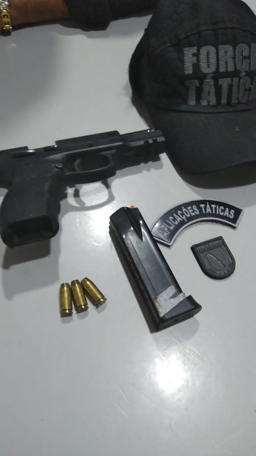 Arma e munições apreendidas