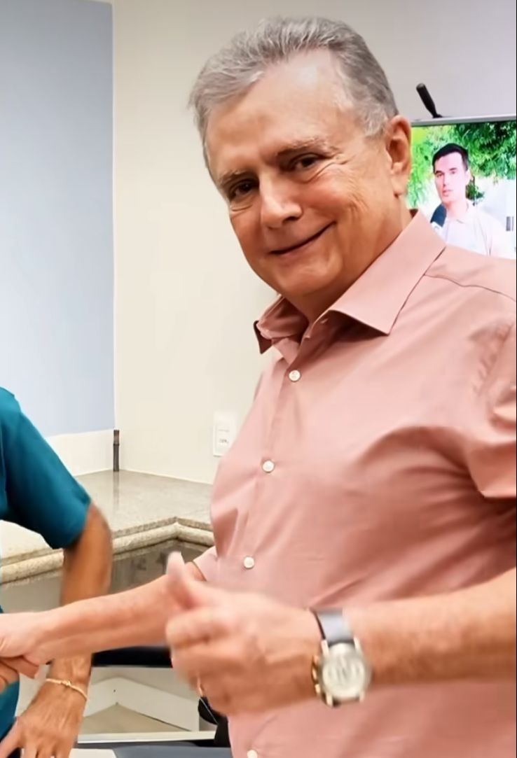 As maçãs da cara de Flávio estão infladas, como que algo tenha sido injetado…pálpebras arreadas…